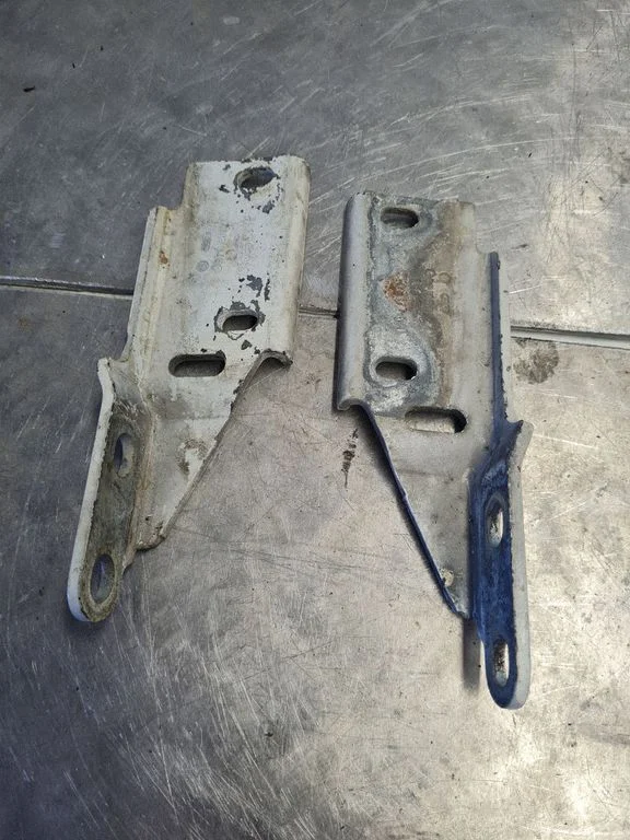 Engine bonnet/hood hinges 701805383F