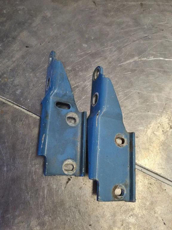 Engine bonnet/hood hinges 701805383F