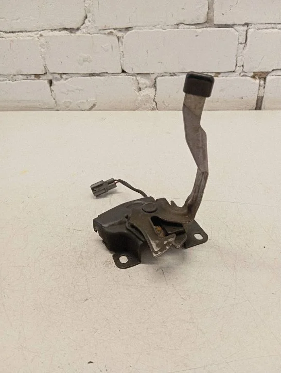 Engine bonnet/hood lock/catch