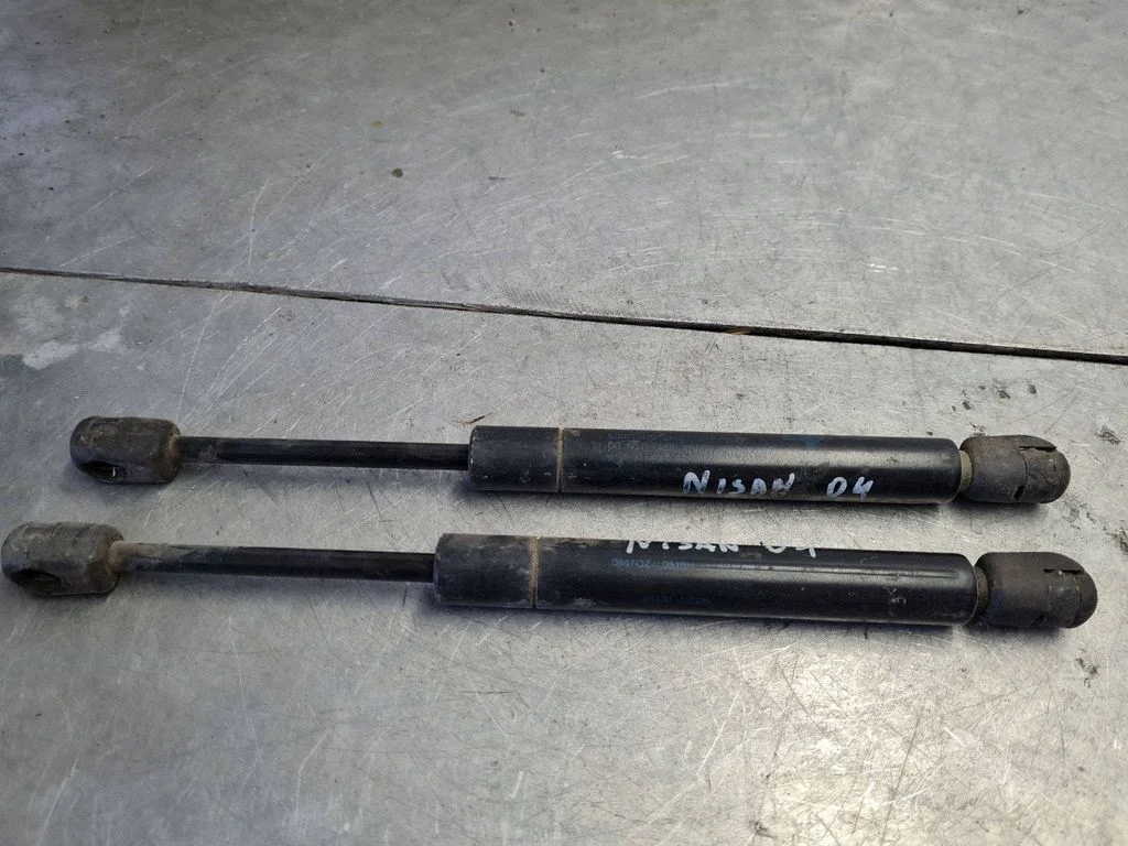 Motora pārsega amortizators 84430AV600