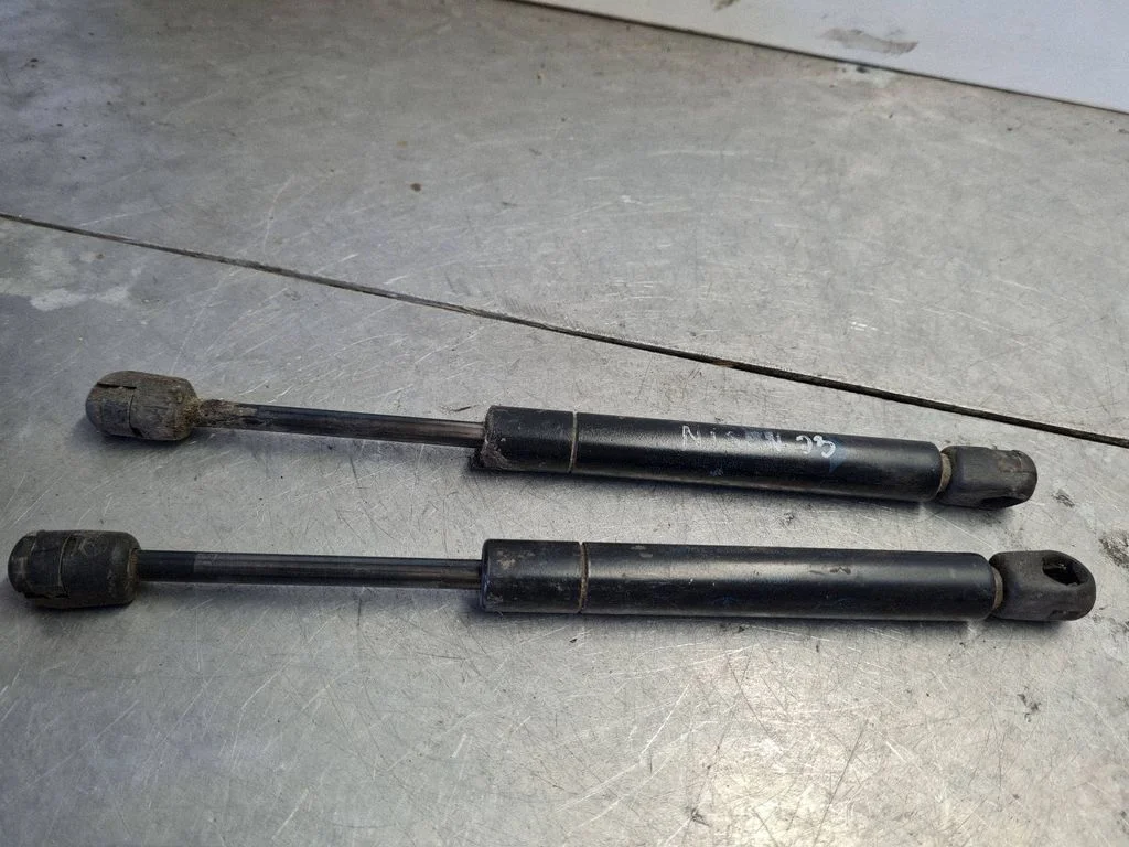 Motora pārsega amortizators 84430AV600