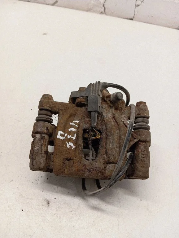 Rear brake caliper – rear right