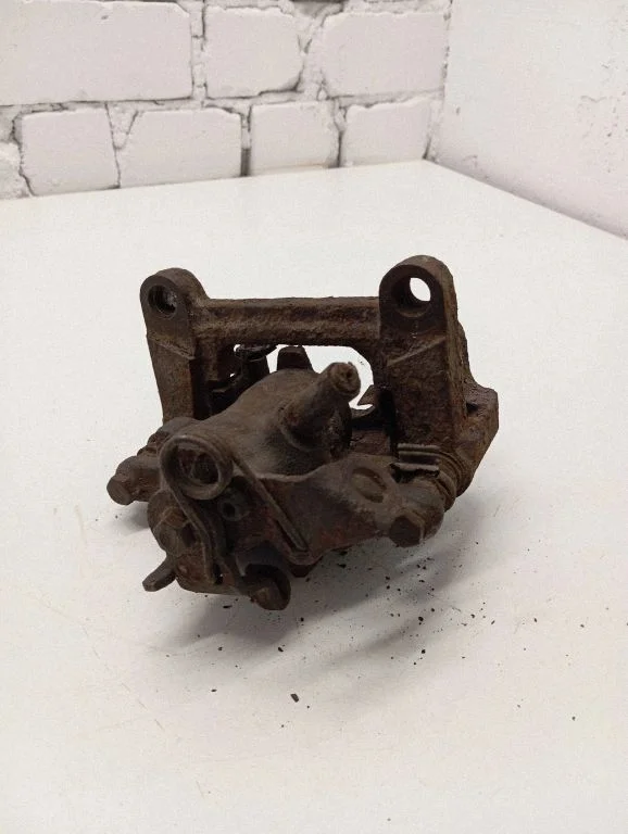 Rear brake caliper – rear left