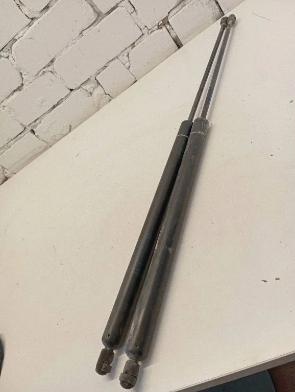 Siłownik (sprężyna gazowa) klapy bagażnika A6389800364