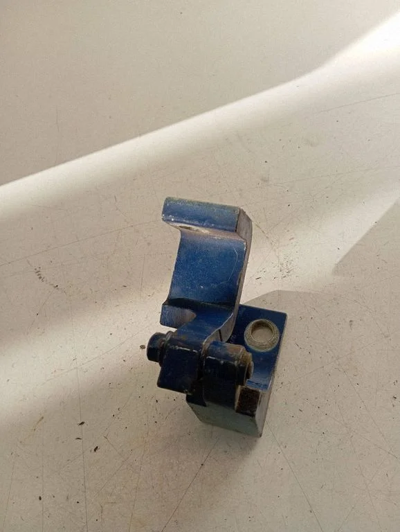 Front door upper hinge – Volkswagen Transporter - Caravelle T5 (2003-2015)