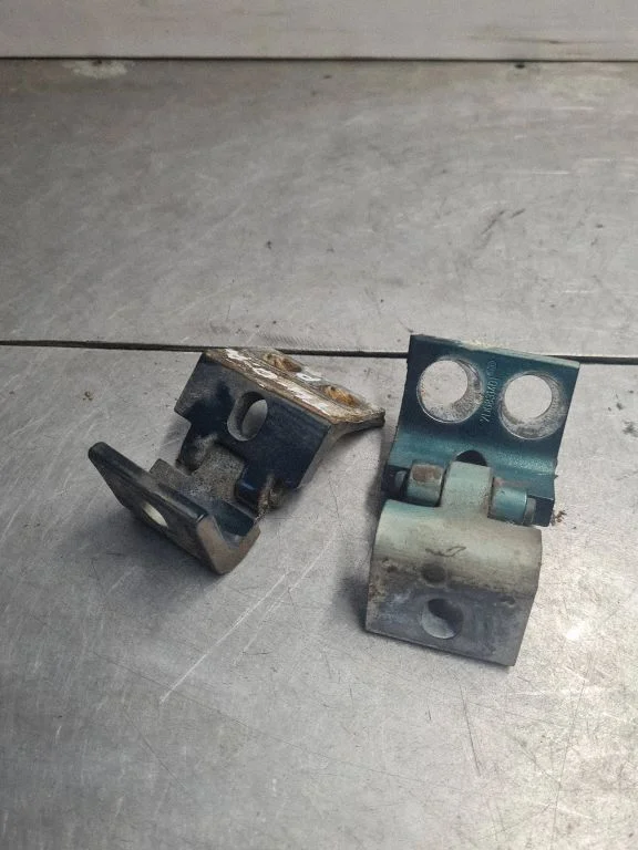 Front door upper hinge 7D0831401