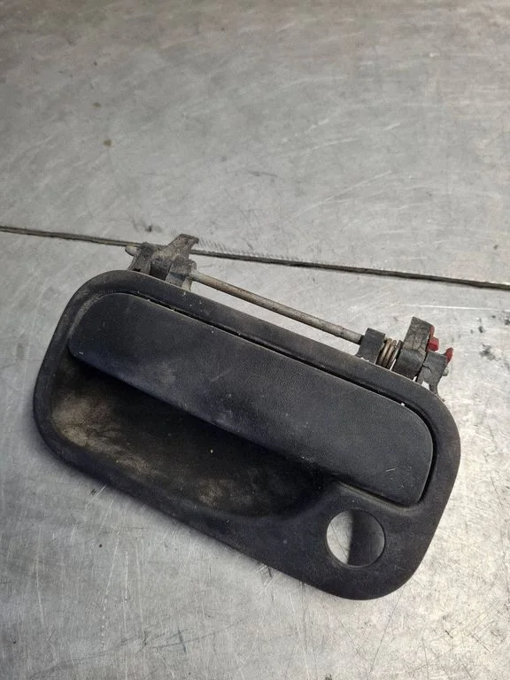 Front door exterior handle – front left