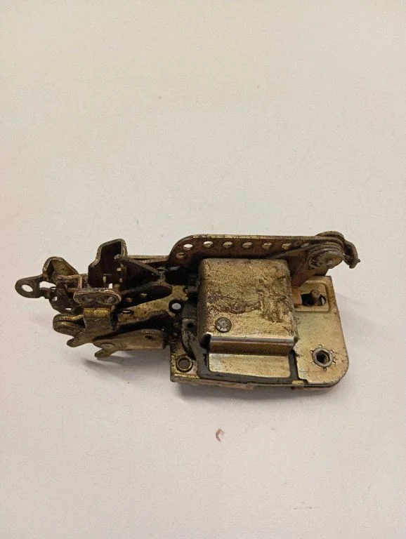 Zamek drzwi przednich 701837016E