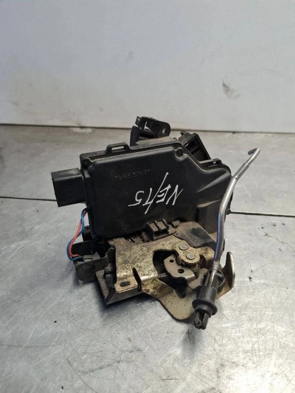 Front door lock – Audi A6 S6 C5 4B (1997-2005)