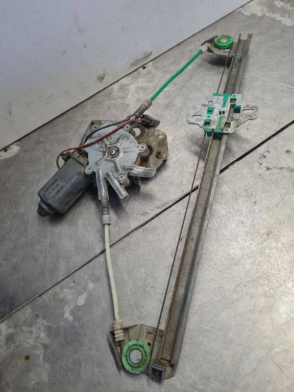 Priekinio el. lango pakėlimo mechanizmo komplektas