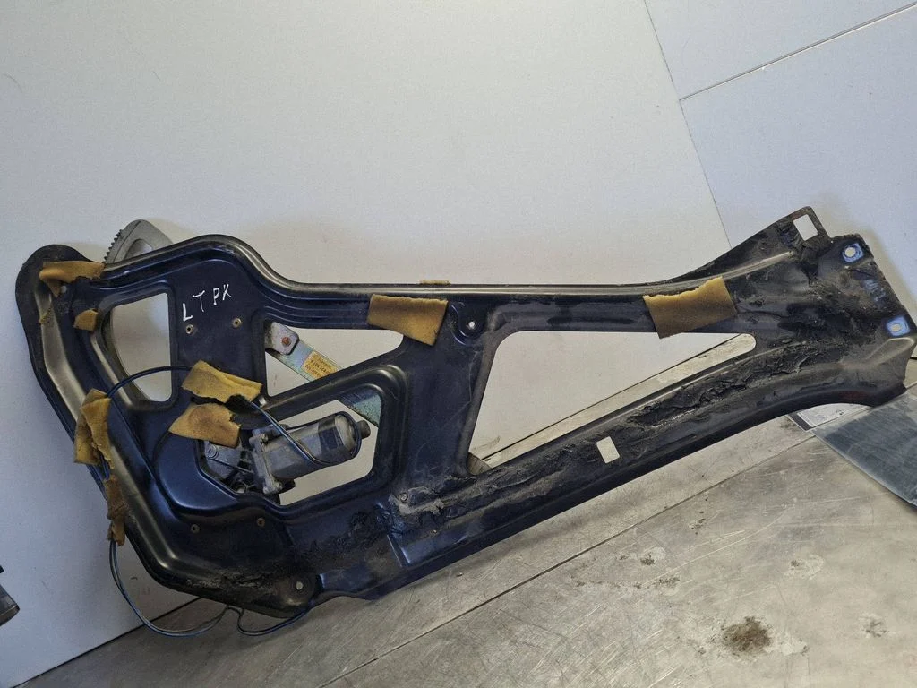 Front door window regulator with motor – Volkswagen Jetta III (1992-1999)
