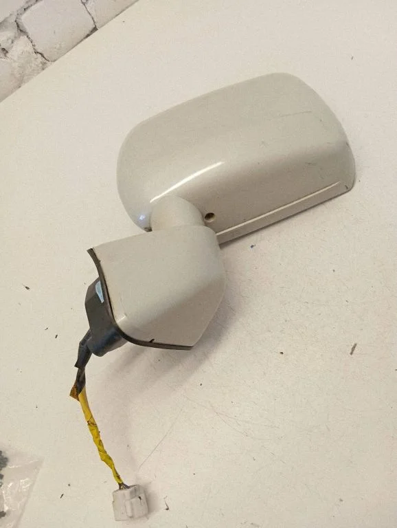 Esiukse elektriline välispeegel – eesmine vasak