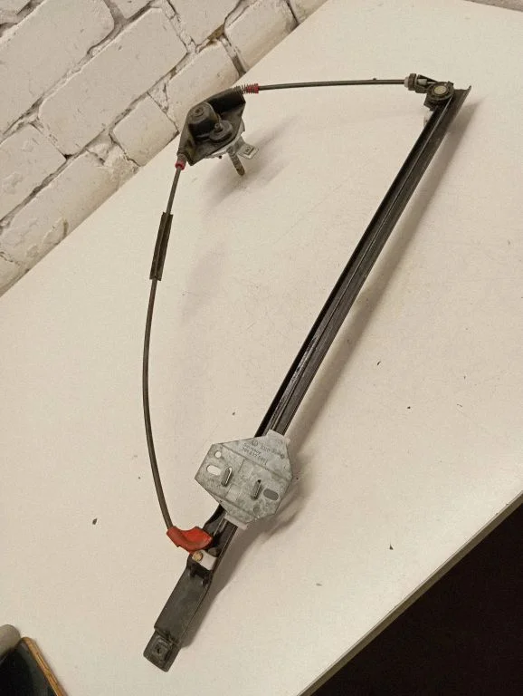 Mechaninis priekinio lango pakėlimo mechanizmas