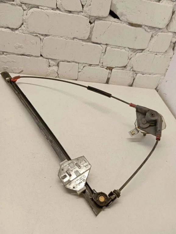 Mechaninis priekinio lango pakėlimo mechanizmas