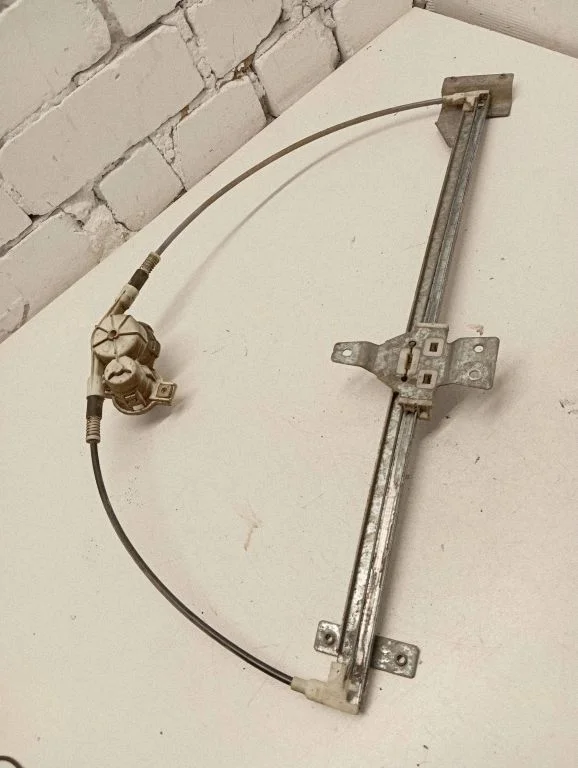 Mechaninis priekinio lango pakėlimo mechanizmas