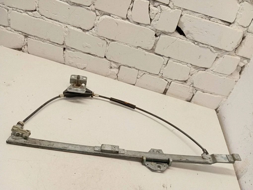 Mechaninis priekinio lango pakėlimo mechanizmas