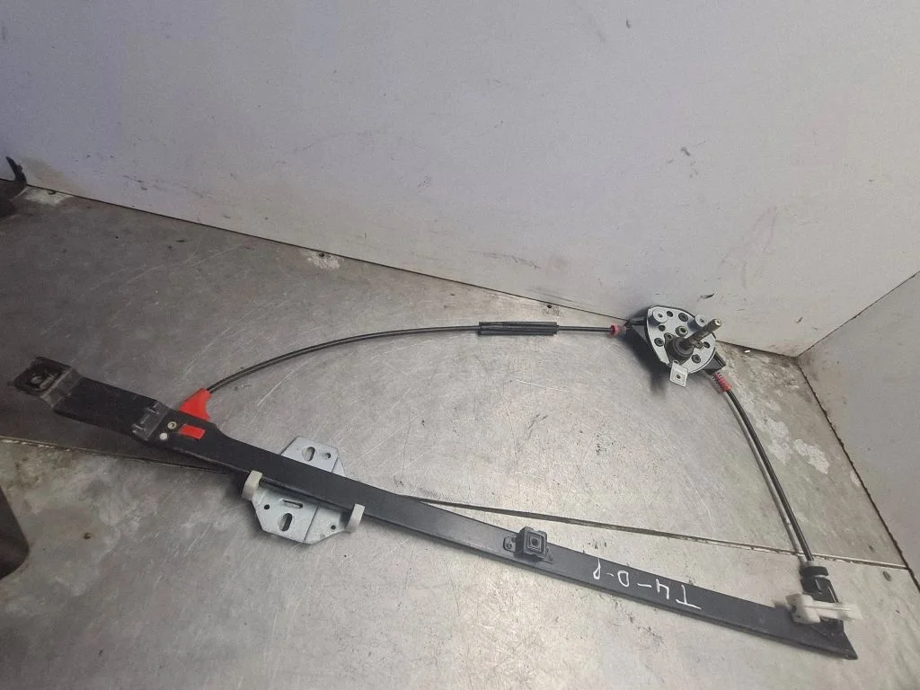 Mechaninis priekinio lango pakėlimo mechanizmas