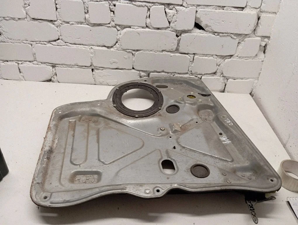 Mechaninis priekinio lango pakėlimo mechanizmas