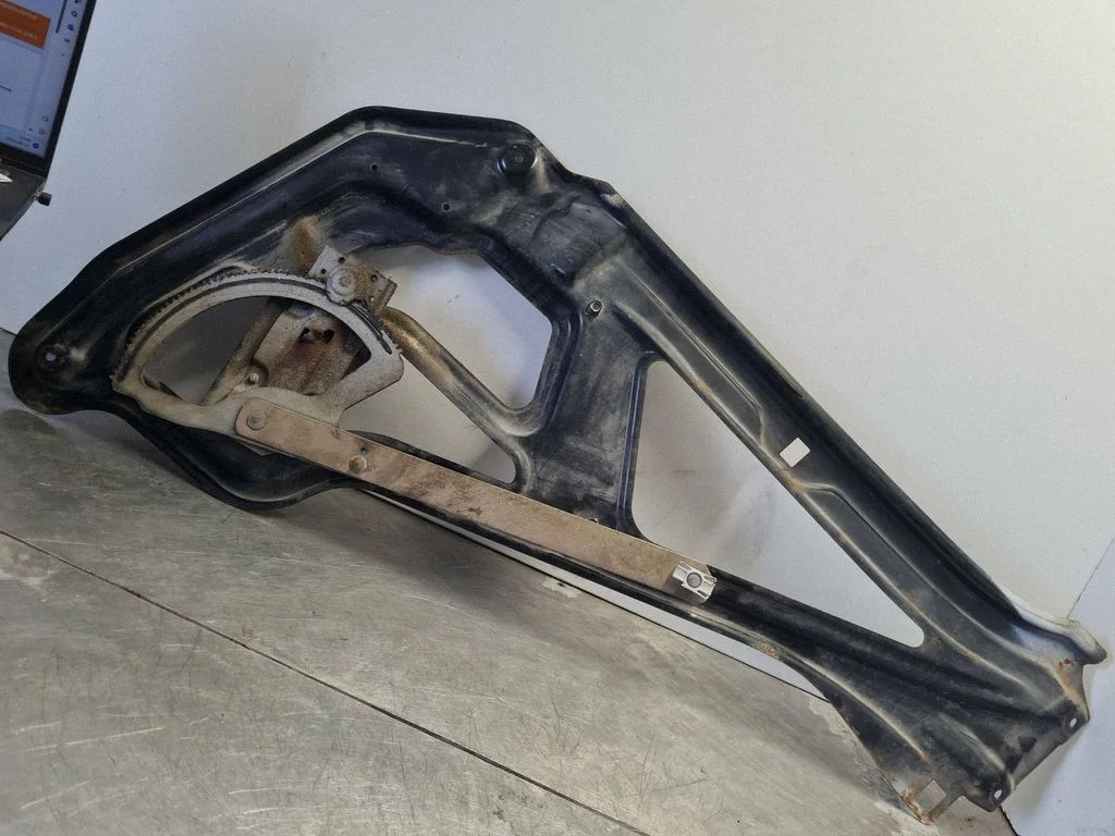 Mechaninis priekinio lango pakėlimo mechanizmas