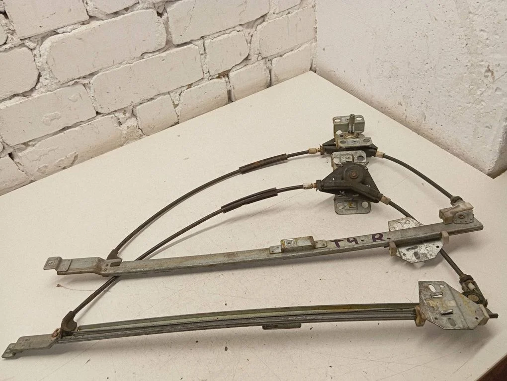 Mechaninis priekinio lango pakėlimo mechanizmas