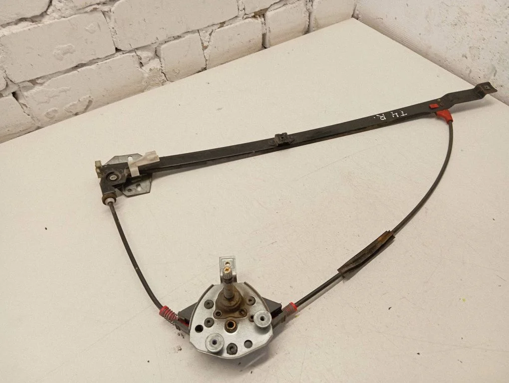 Mechaninis priekinio lango pakėlimo mechanizmas