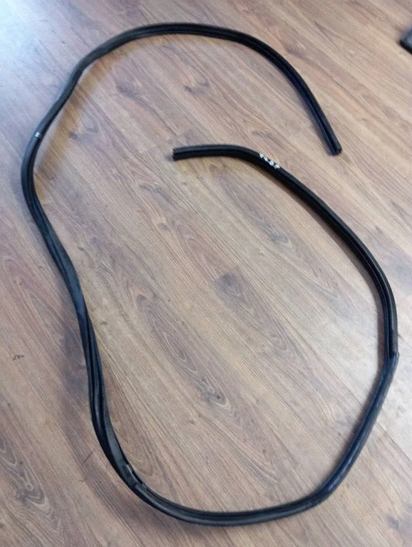 Priekinė sandarinimo guma ant kėbulo