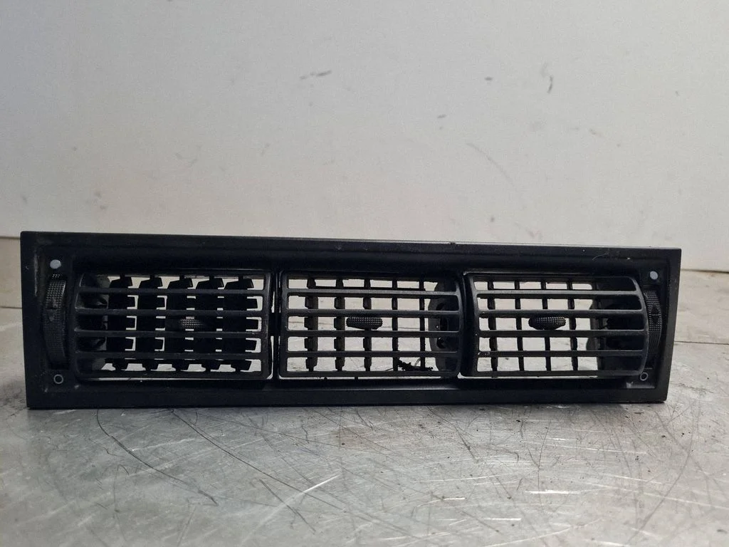 Dash center air vent grill 7D1819703A