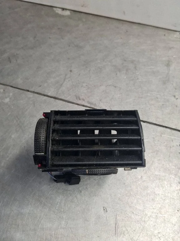 Dash center air vent grill 7M3819704