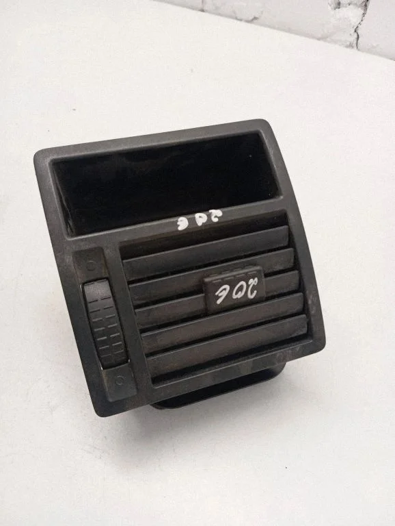 Dashboard side air vent grill/cover trim – Volkswagen Transporter - Caravelle T5 (2003-2015)