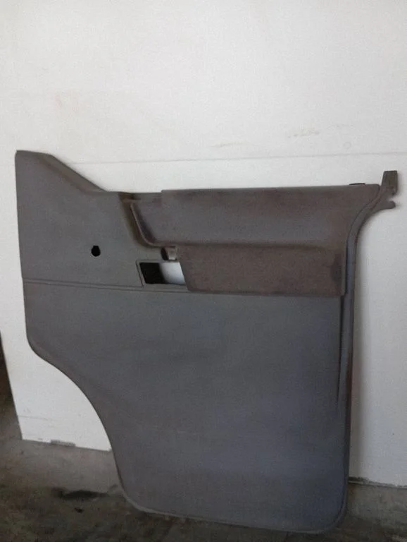 Boczek drzwi przednich 705867106B