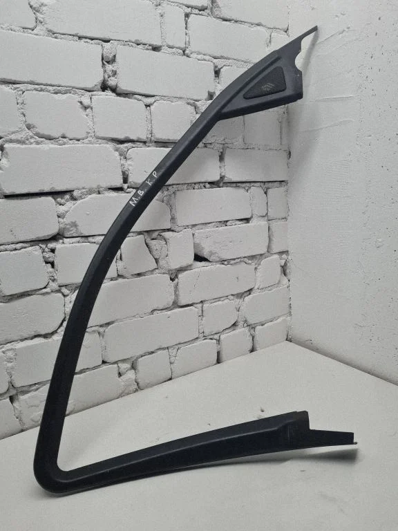 Kita priekinių durų apdailos detalė