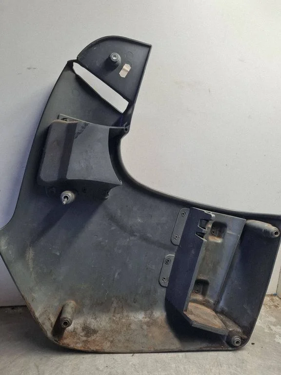 Kita priekinių durų apdailos detalė