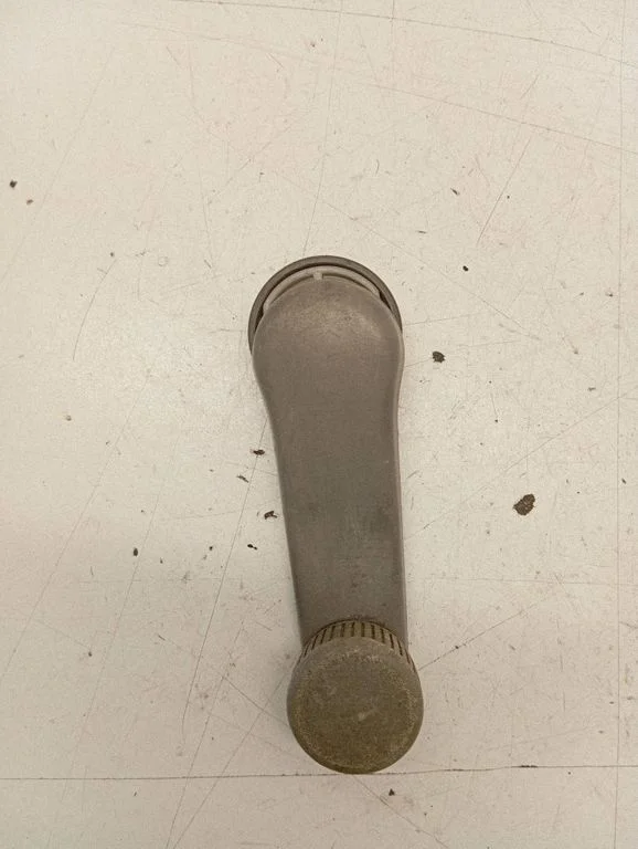 Eesmise akna vändakäepide 1H0837581C