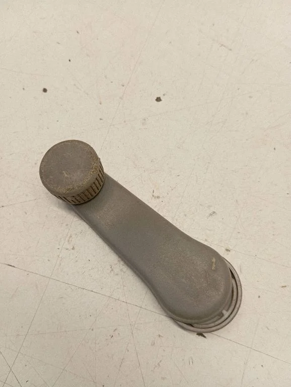 Eesmise akna vändakäepide 1H0837581
