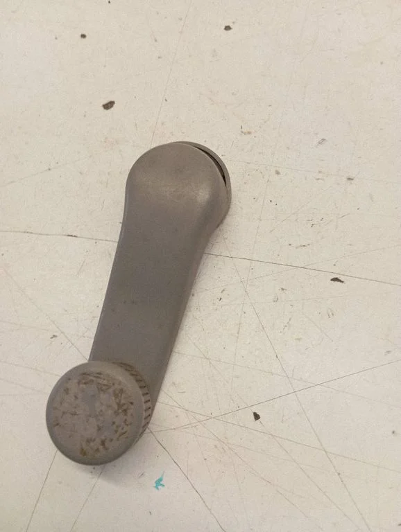 Eesmise akna vändakäepide 1H0837581D
