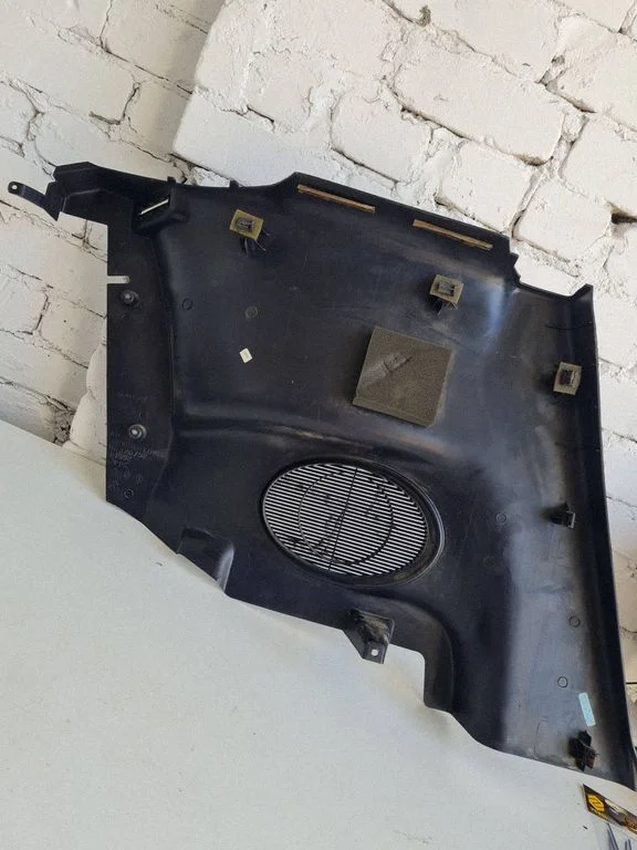 Kita galinių durų apdailos detalė