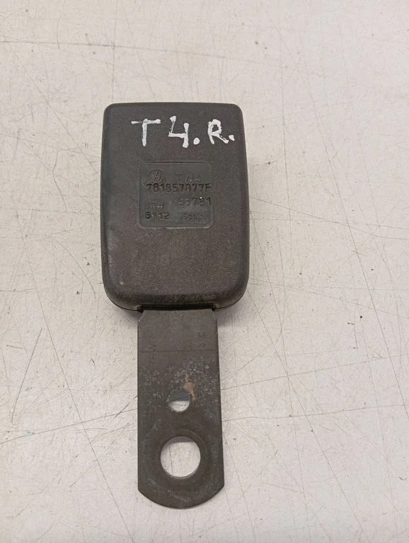 Eesmise turvavöö pannal 761857877F