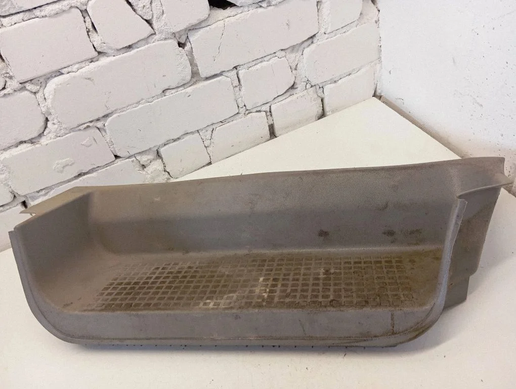 Front sill trim cover 701863736B