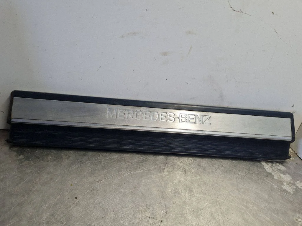 Front sill trim cover 1406800535