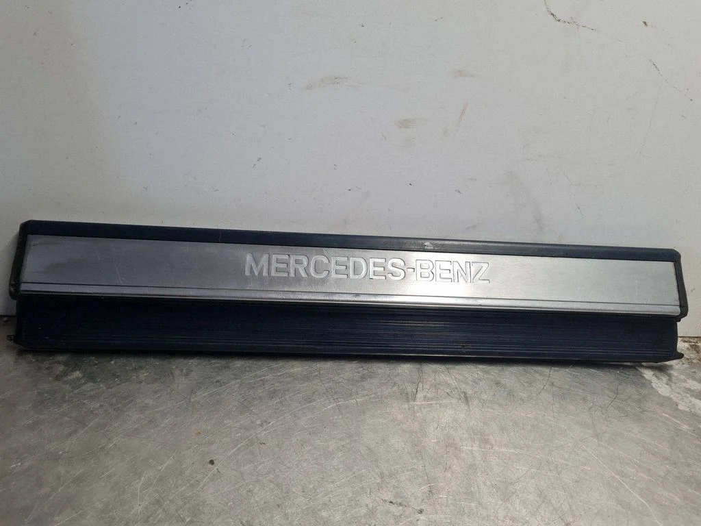 Front sill trim cover 1406800535