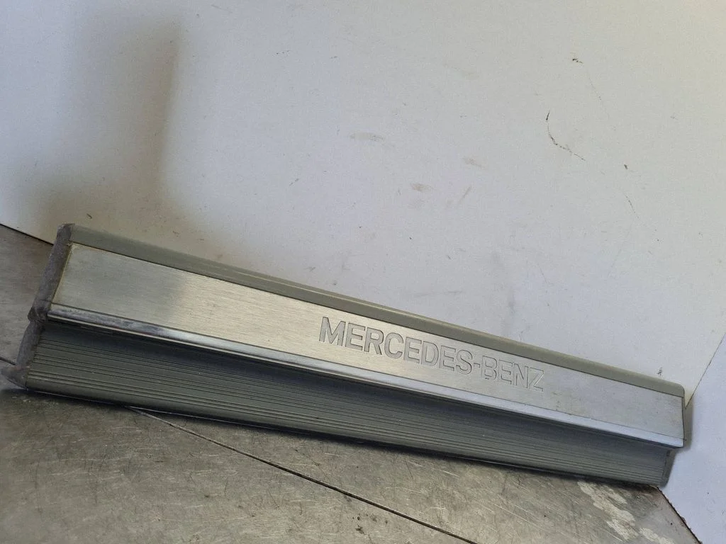 Front sill trim cover 1406800535