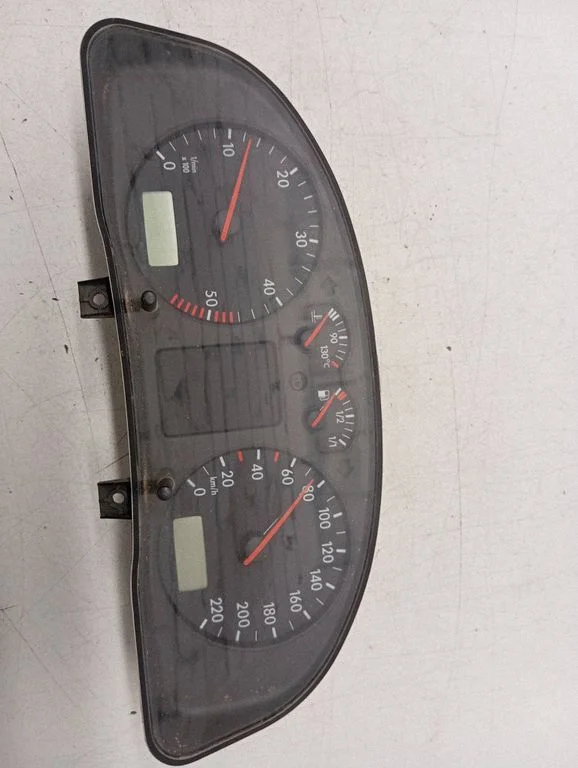 Spidometrs (instrumentu panelis) – Volkswagen Passat B5 (1997-2000)