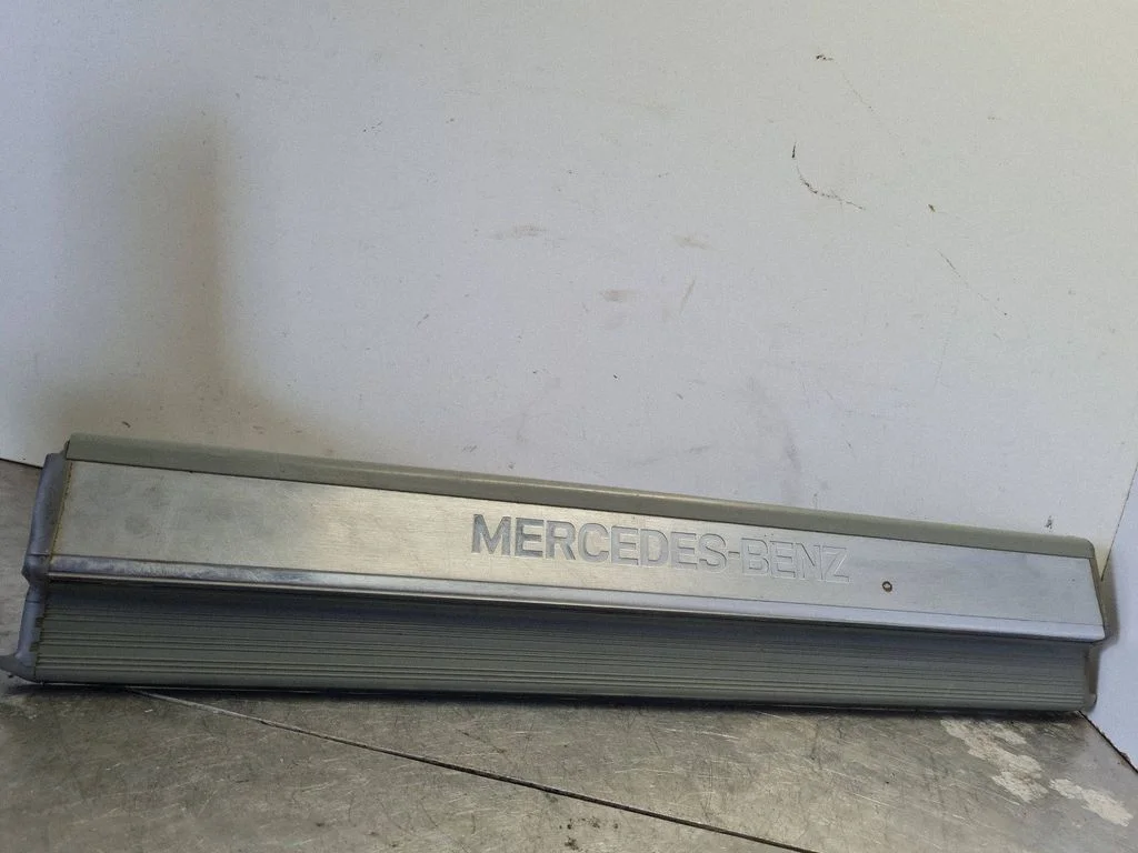 Front sill trim cover 1406800535