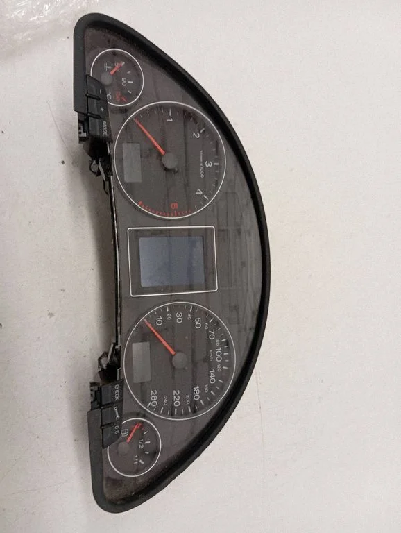 Spidometrs (instrumentu panelis) – Audi A4 S4 B7 8E 8H (2005-2008)