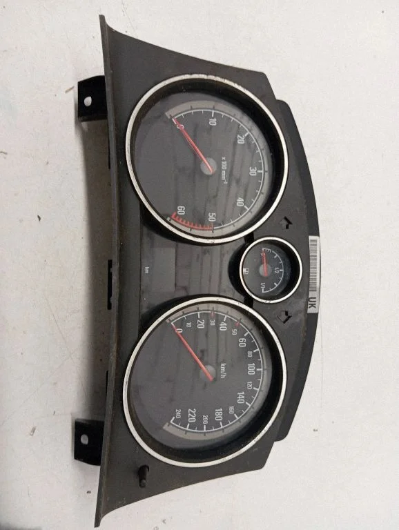 Spidometrs (instrumentu panelis) – Opel Astra H (2004-2012)
