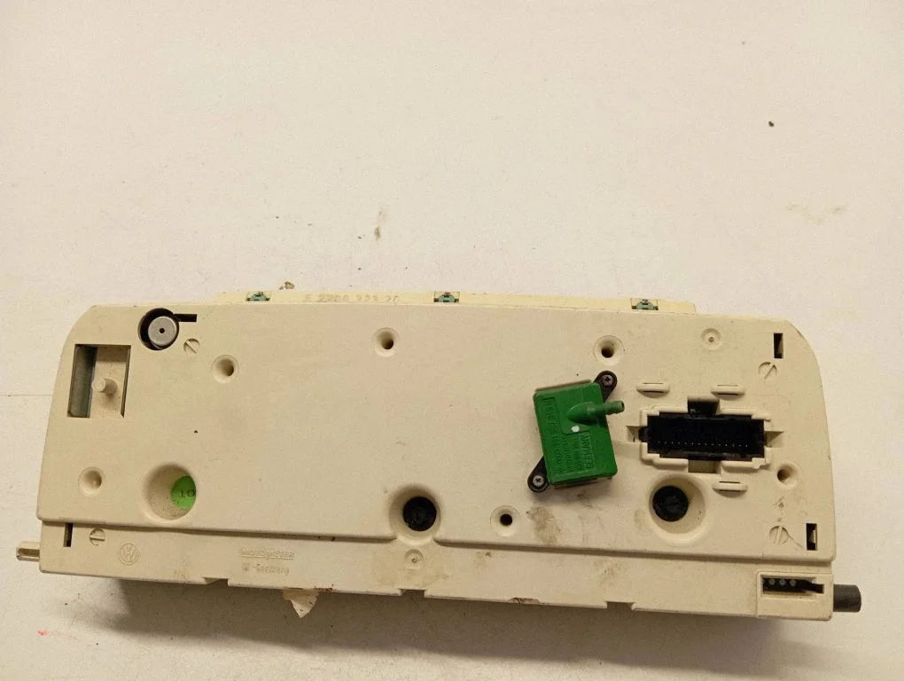 Speedometer (instrument cluster) 357919033CM