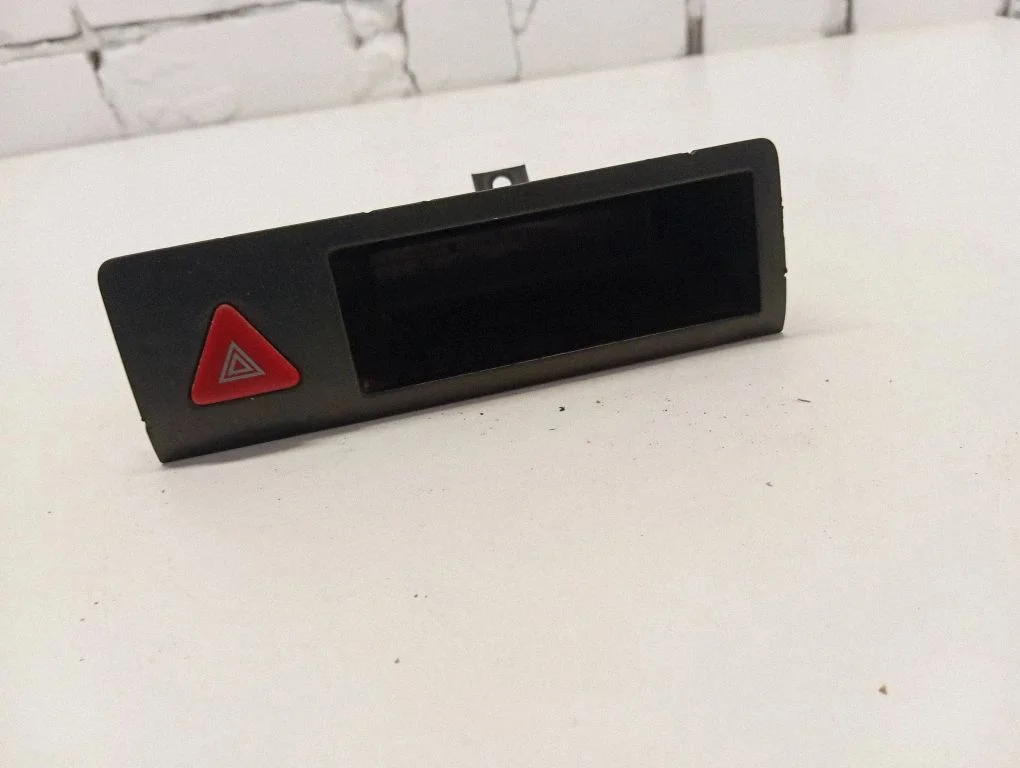 Hazard light switch 7H08579245