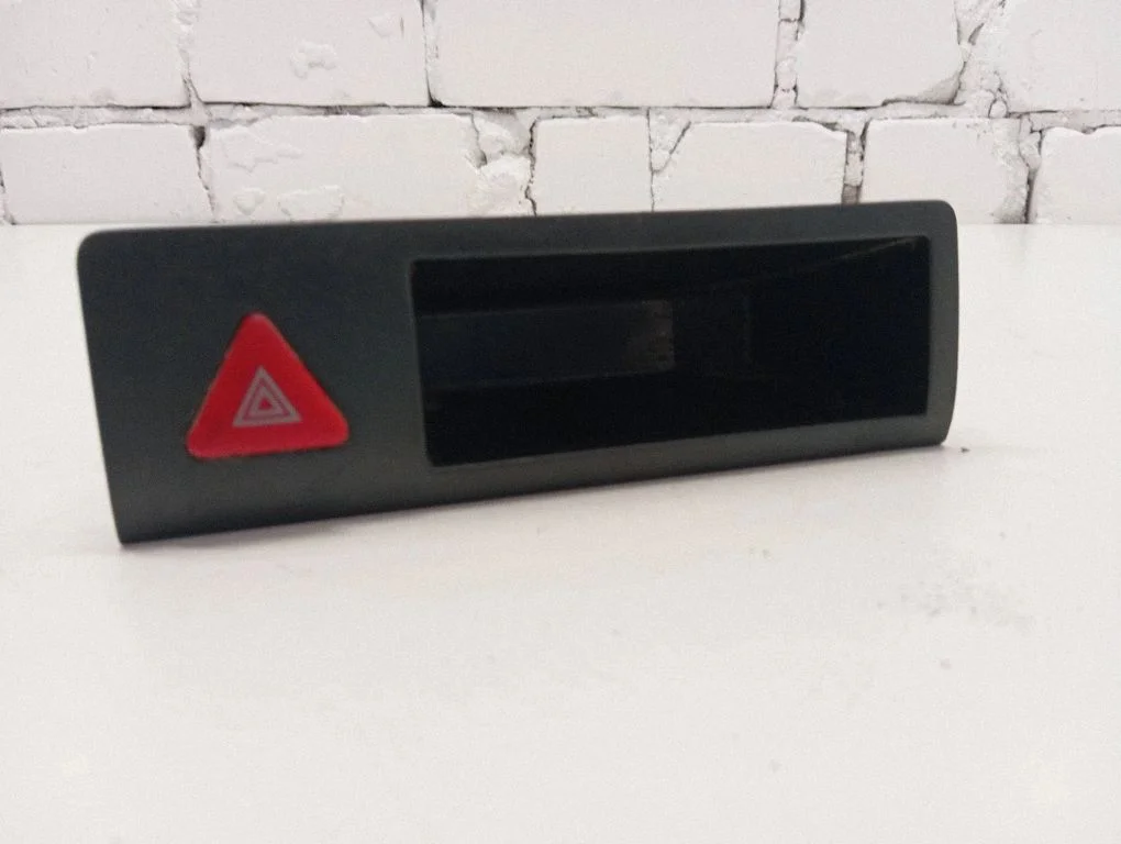 Hazard light switch 7H0857925A