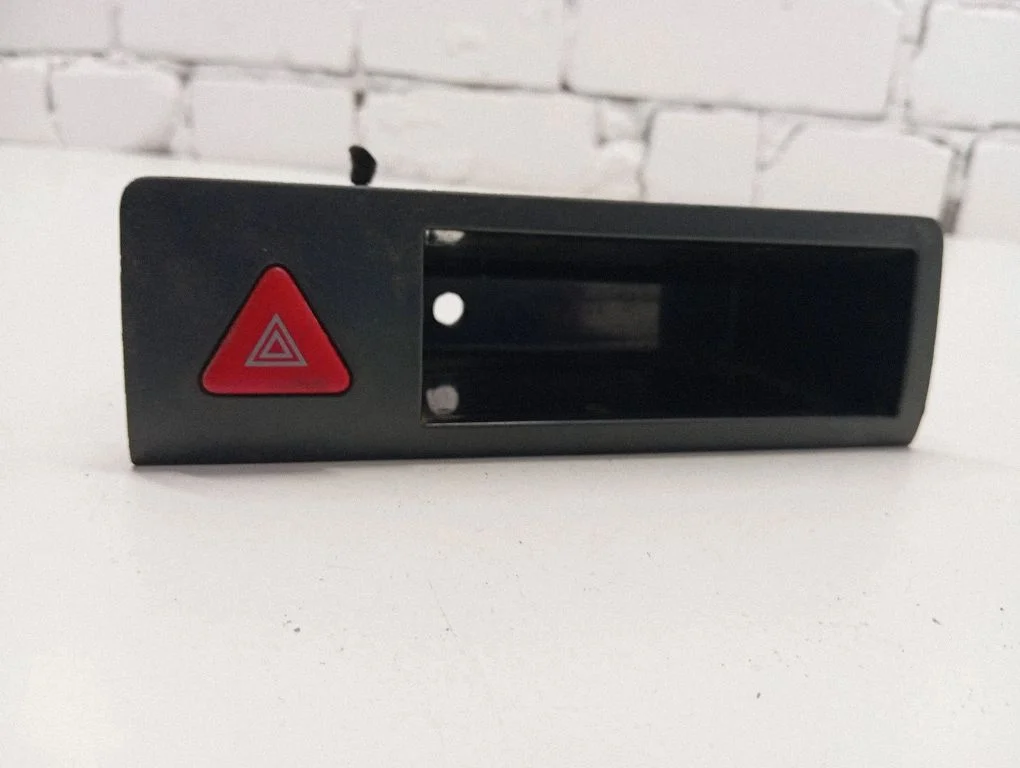 Hazard light switch 7H0857925