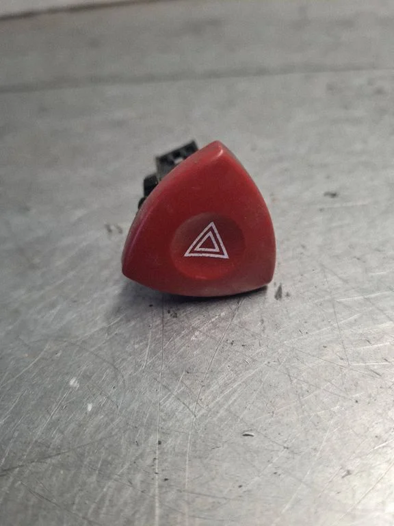 Hazard light switch – Renault Laguna I (1994-2000)